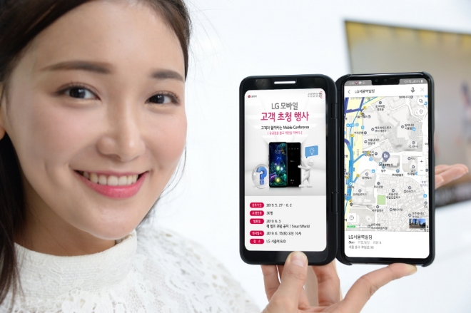 LG전자가 내달 15일 서울역 인근에 위치한 LG 서울역 빌딩으로 고객 30명을 초청해 ‘LG 모바일 콘퍼런스’를 진행한다. LG V50 ThinQ의 높은 완성도와 LG 듀얼 스크린의 다양한 활용성이 호응을 얻고 있는 가운데, LG전자는 첫 5G 스마트폰 출시를 계기로 고객의 눈높이에서 개선점을 찾아내고 빠르게 반영해 LG 스마트폰 브랜드 신뢰를 회복한다는 계획이다. 행사 참가를 희망하는 고객은 내일부터 다음 달 2일까지 LG 스마트폰에 탑재된 ‘퀵 헬프’와 ‘LG 스마트월드’ 애플리케이션에서 응모하면 된다. 26일 모델이 LG 트윈타워에서 LG V50 ThinQ로 'LG 모바일 컨퍼런스'를 소개하고 있다. / 사진 제공 = LG전자