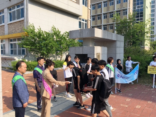 지난 24일 아침 등교시간에 신용중학교에서 등교하는 학생과 시민들을 대상으로 학교폭력예방 캠페인을 실시했다./사진=시교육청
