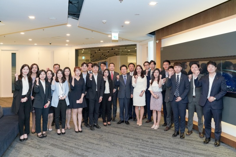 「농협금융 김광수 회장과 90년대생 직원 간담회」에서 김광수 회장(사진 가운데)과 농협금융 90년대생 직원들이 간담회 전 서울 여의도 소재 IT기업을 견학한 뒤 기념촬영을 하고 있다.