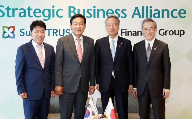 하나금융그룹은 일본 미쓰이스미토모 신탁그룹(스미트러스트)과 지난 24일 인천 청라에 위치한 하나글로벌캠퍼스에서 확대 협약식을 갖고 글로벌, 디지털, 자산관리, 신탁, 인재교류, 신규 사업 발굴 협력 등 6개 부문에서 상호협력을 강화하기로 합의 후 기념촬영을 하고 있다. 사진 왼쪽부터 함영주 하나금융그룹 부회장, 김정태 하나금융그룹 회장, 츠네카게 히토시 스미트러스트 회장, 오쿠보 테츠오 스미트러스트 사장.