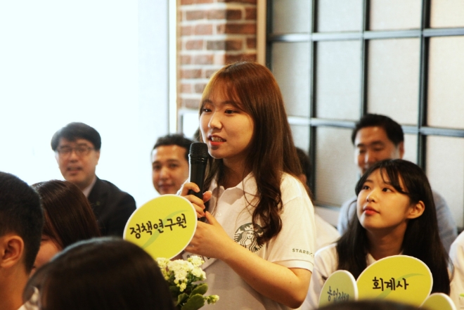 스타벅스는 5월 23일 대학로에 위치한 커뮤니티 스토어에서 청년 인재 5기 대학생의 공식 활동을 시작하는 발대식을 진행했다. 스타벅스는 커뮤니티 스토어를 통해 후원하는 청년인재 대학생이 지난 2015년부터 총 50명이 선발됐으며, 현재까지 7억 7천여 만원이 조성돼 장학금 지원과 청년인재 양성 프로그램을 위해 전달됐다고 밝혔다. / 사진 제공 = 스타벅스코리아