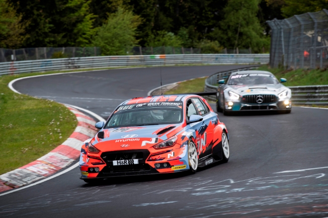 현대자동차(주)는 다음 달 20일부터 23일(현지시각)까지 독일 뉘르부르크링 서킷에서 개최되는 '2019 뉘르부르크링 24시 내구레이스(ADAC Zurich 24h Race)'에 고성능 N 3개 차종이 총출동한다고 27일(월) 밝혔다. 사진은 현대자동차 ‘i30 N TCR’이 5월 18일~19일(현지시각) 독일 뉘르부르크링 서킷에서 열린 ‘뉘르부르크링 24시 내구레이스’ 예선전에서 경주하는 모습 / 사진 제공 = 현대자동차