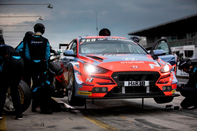 독일 뉘르부르크링 서킷 피트(Pit)에서 ‘현대모터스포츠N팀(Hyundai Motorsports N Team)’ 정비팀이 차량을 정비하는 모습