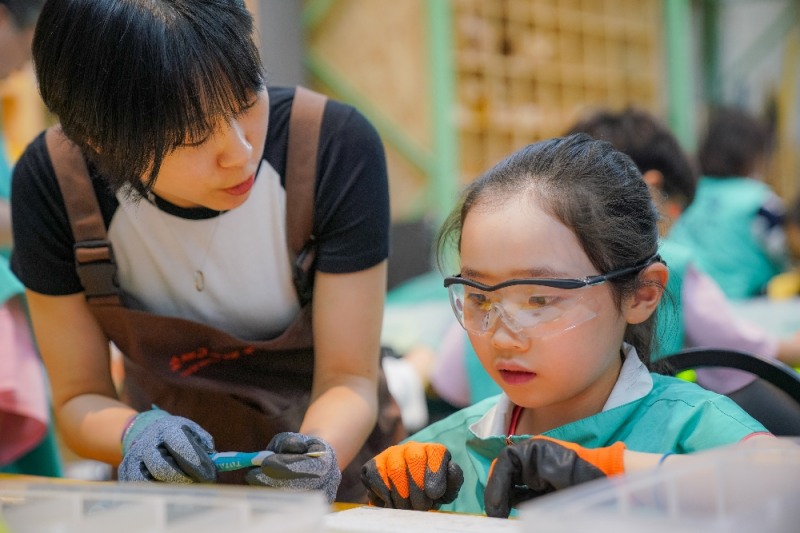 지난 25일 성동구 서울새활용플라자에서 열린 '그린다솜이 가족자원봉사'에 참가한 어린이들이 생활용품을 해체해 쓸모 있는 부품을 분류하고 있다. 교보생명이 교보교육재단과 함께 진행하는 '그린다솜이 가족자원봉사'는 가족사랑을 실천하고 환경의 소중함을 배우기 위해 마련됐다.
