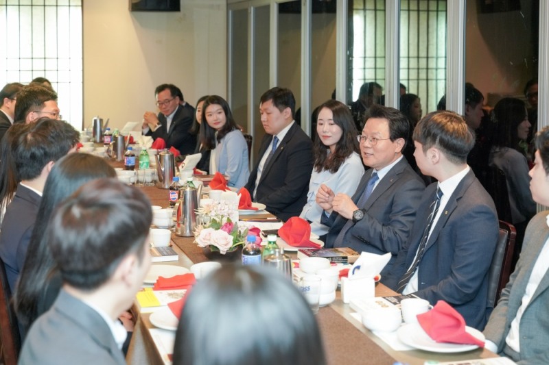 서울 여의도 인근 식당에서 진행된 '농협금융 김광수 회장과 90년대생 직원 간담회'에서 김광수 회장(오른쪽 3번째)과 농협금융 90년대생 직원들이 이야기를 나누고 있다. / 사진 제공 = 농협금융지주