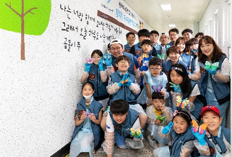 사진은 지난 25일 한국투자증권 참벗나눔 봉사단원들이 녹번종합사회복지관을 방문해 '벽화그리기' 봉사활동을 진행하고 있는 모습./ 사진 제공 = 한국투자증권