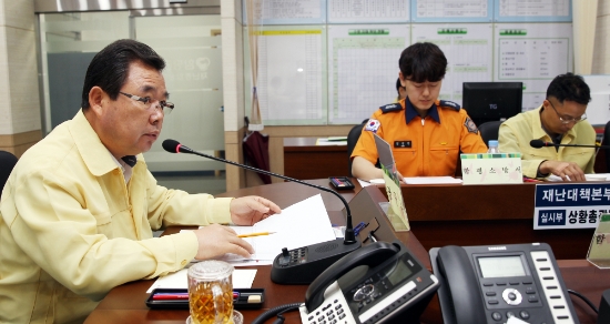 이윤행 함평군수가 27일 군청 재난종합상황실에서 을지태극연습 1부 국가대응위기 연습 상황판단회의를 주재하고 있다./사진=함평군