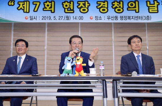 이용섭 광주광역시장이 27일 오후 북구 우산동 행정복지센터 열린 ‘제7회 현장 경청의 날’ 행사에서 지역 주민들의 민원을 청취하고 있다./사진=광주광역시