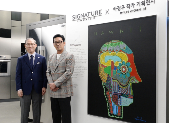 LG전자가 초프리미엄 빌트인 시그니처 키친 스위트 논현 쇼룸 오픈 2주년을 맞아 28일부터 3주간 배우 하정우씨의 작품을 전시한다. 왼쪽부터 LG전자 H&A사업본부장 송대현 사장, 하정우씨 / 사진 제공 = LG전자