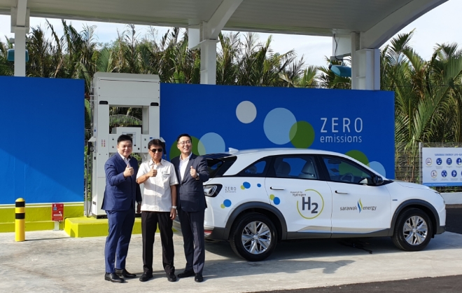 27일(월) 오후(현지시각) 말레이시아 동부 사라왁주(州) 쿠칭에서 열린 동남아시아의 첫 수소충전소 개소식에서 (오른쪽부터) 이용석 현대자동차 아태권역판매실장(상무), 사르비니 수하일리(Sharbini Suhaili) 사라왁 에너지社 CEO, 로우 위앤 룽(Low Yuan Lung) 말레이시아 현대자동차 대리점 사장이 넥쏘와 함께 기념촬영을 하고 있는 모습.