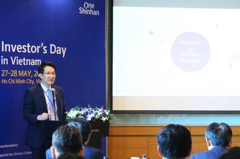 신한금융그룹(회장 조용병)은 베트남에서의 진출 성과와 향후 성장 방향을 공유하기 위해 27일부터 이틀 간 베트남 호치민에서 국내외 주요 기관투자자 및 애널리스트들이 참여한 가운데 Investor’s Day(투자자 초청행사)를 실시했다. 이날 행사에서 신한금융지주 류승헌 부사장이(사진 가운데) 인사말을 하고 있다.