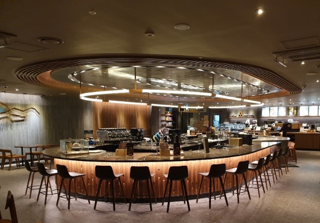 스타벅스 코리아 50번째 리저브 바 매장인 대한상공회의소R점 내부 전경 모습. 독립된 리저브 전용 공간과 블랙이글이 설치돼 있다. / 사진 제공 = 스타벅스코리아