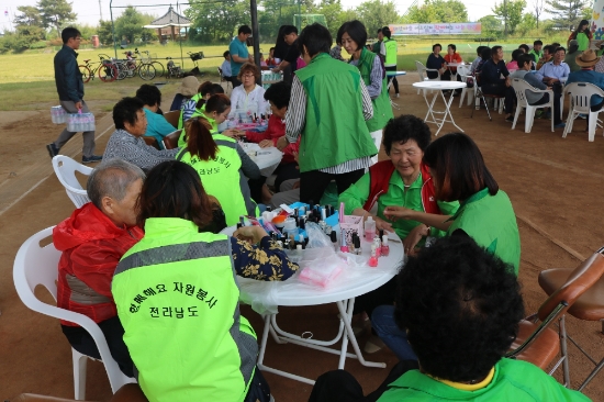 지난 24일 대전면 태암마을의 어르신 70여 명을 모시고 맛있는 음식과 음악이 함께하는 “희망더하기 돌봄프로그램” 봉사활동을 펼쳤다./사진=담양군  