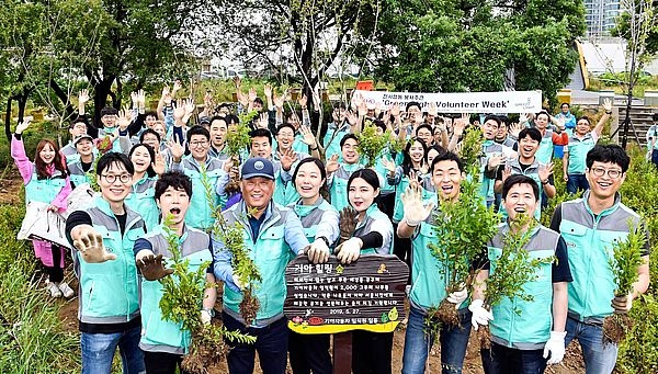 기아차 경영지원 본부장 최준영 부사장(앞줄왼쪽 3번째)이 27일 임직원들과 함께 ‘기아 힐링 숲’ 조성 봉사활동에 참가해 기념촬영을 하고 있는 모습. / 사진 제공 = 기아차