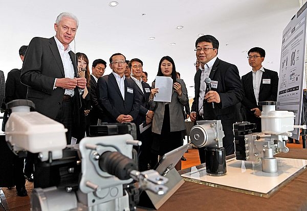 현대·기아차 알버트 비어만 사장이 우수 협력사의 전시품들을 둘러보고 있는 모습. / 사진 제공 = 현대기아차