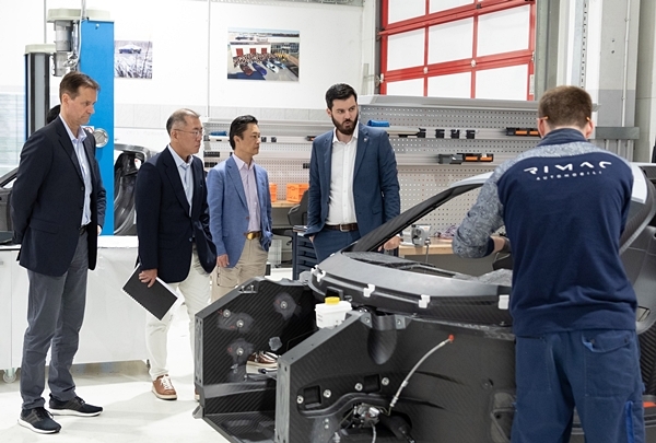 사진은 현대차그룹 정의선 수석부회장(왼쪽 두번째)이 리막 작업 현장에서 마테 리막 CEO(왼쪽 네번째)로부터 설명을 듣고 있는 모습. 사진 제공 = 현대자동차