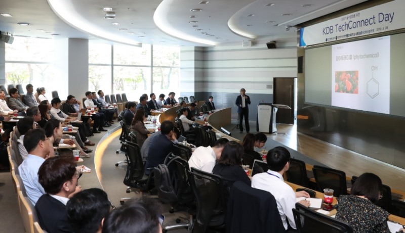 산업은행이 28일 본점 1층 IR센터에서 국내 대표 연구중심의료원인 인천가톨릭, 고려대, 연세대 의료원과 의료기술사업화를 위한 KDB TechConnect Day를 개최했다고 밝혔다. / 사진 제공 = 산업은행