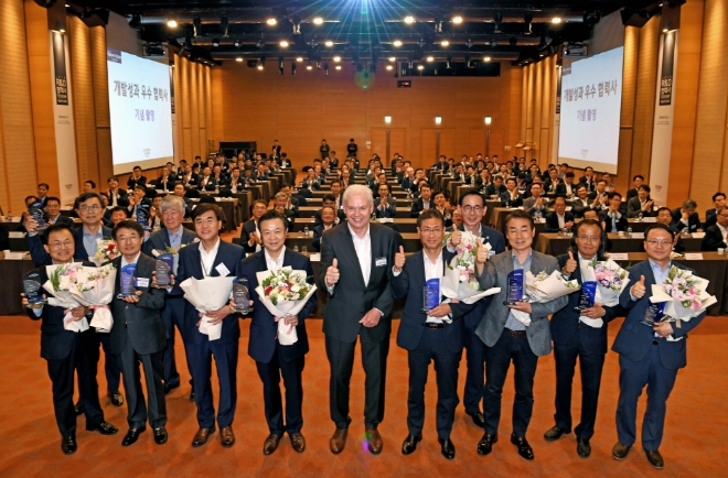 개발성과 우수 협력사들과 기념촬영을 하는 모습. (왼쪽부터) 대동도어 임계택 사장, 화승R&A 최재혁 상무, 서진캠 임영호 사장, 두원공조 성기천 사장, 코리아에프티 김재산 부사장, 경신 황정렬 사장, 현대·기아차 알버트 비어만 사장, LG전자 임종락 전무, 코오롱인더스트리 이상목 상무, 애디언트코리아 정영훈 사장, 만도 최성호 부사장, 대승 김장송 사장.