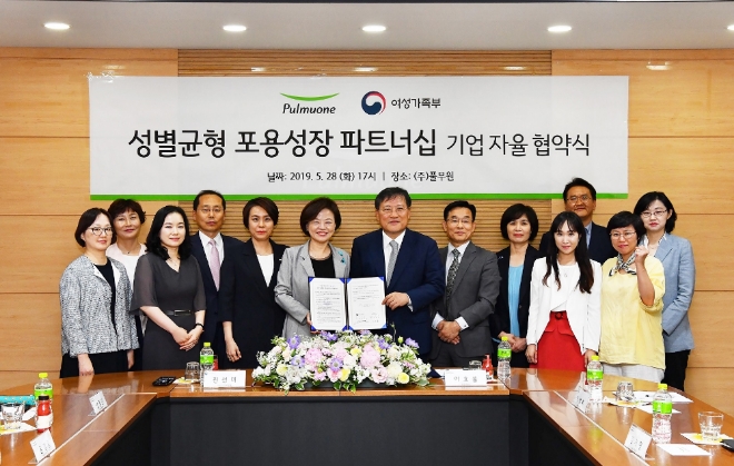 28일 오후 서울 수서동 풀무원 본사에서 여성가족부 진선미 장관(가운데)이 풀무원 이효율 총괄CEO와 ‘성별균형 포용성장 파트너십' 협약식을 갖고 풀무원 여성 임원들과 기념 촬영을 하고 있다.