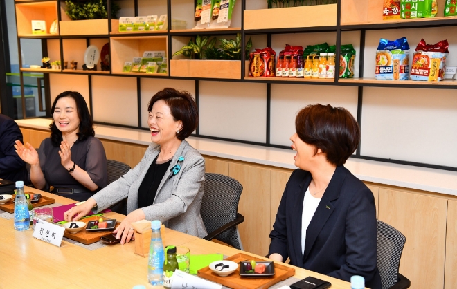진선미 여성가족부 장관(가운데)이 28일 오후 서울 수서동 풀무원 본사에서 열린 ‘성별균형 포용성장 파트너십' 협약식에 앞서 가진 풀무원 여성 임원들과의 간담회에서 활짝 웃고 있다.
