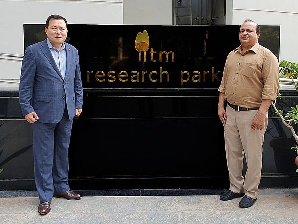 사진은 지난 28일, 황각규 롯데지주 부회장(왼쪽)이 라젠드라 무타 마드라스 인도공과대학 리서치파크 COO와 기념촬영을 하고 있는 모습./ 사진 제공 = 롯데지주