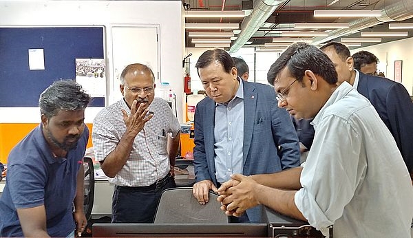 28일, 황각규 롯데지주 부회장(가운데)이 마드라스 인도공과대학 리서치파크 관계자들과 실험장면을 바라보고 있다. 사진=롯데지주 제공