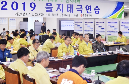정종제 광주광역시 행정부시장이 29일 오전 시청 충무시설에서 2019 을지태극연습 전시 현안과제로 '유스퀘어 광주종합버스터미널 생물테러 발생시 대책'을 선정하고 군·경찰 등 유관기관과 토의를 주재하고 있다./사진=광주광역시