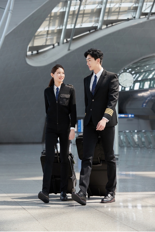 운항 승무원 직군 복장 / 사진 제공 = 진에어