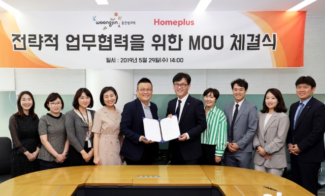 임재흥 홈플러스 영업본부장(왼쪽 다섯번째)과 이원경 홈플러스 문화센터팀장(왼쪽 네번째), 최일동 웅진씽크빅 교육문화사업본부장(오른쪽 다섯번째), 이현경 웅진씽크빅 교육문화혁신팀장(오른쪽 네번째) 등 양사 주요 인사들이 지난 29일 오후 경기도 파주시 웅진씽크빅 파주사옥에서 전략적 업무협약을 위한 MOU(양해각서)를 체결한 후 기념사진을 촬영하고 있다. / 사진 제공 = 웅진씽크빅