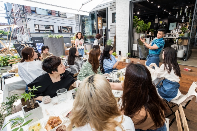 삼성물산 패션부문의 북유럽 라이프스타일 브랜드 그라니트(Granit)가 가수 플라이 투 더 스카이 멤버 겸 플로리스트인 브라이언과 함께 고객 대상 가드닝 클래스를 진행했다고 30일 밝혔다. 사진은 브라이언(사진 오른쪽)이 가드닝 클래스에 참가한 그라니트 고객들에게 가드닝 시범을 보이고 있는 모습 / 사진 제공 = 삼성물산 패션부문