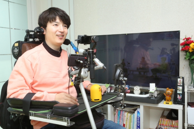 척수장애인 이원준 씨가 ‘U+우리집AI’ 서비스를 이용해 음성명령으로 장애인 콜택시를 호출하고 있는 모습. / 사진 제공 = LG유플러스