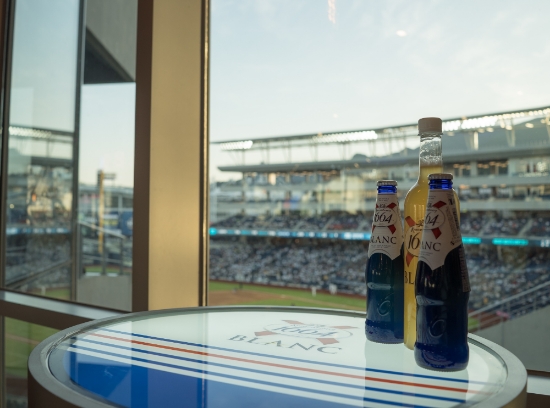 창원NC파크에 크로넨버그1664블랑 브랜딩존을 오픈한 모습 / 사진 제공 = 하이트진로