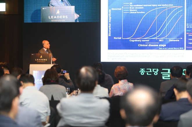 28일 서울 신라호텔에서 열린 심포지움에서 이탈리아 카멜리노대학 아멘타(Amenta) 교수가 ‘종근당 글리아티린’의 임상결과를 발표하고 있다. / 사진 제공 = 종근당