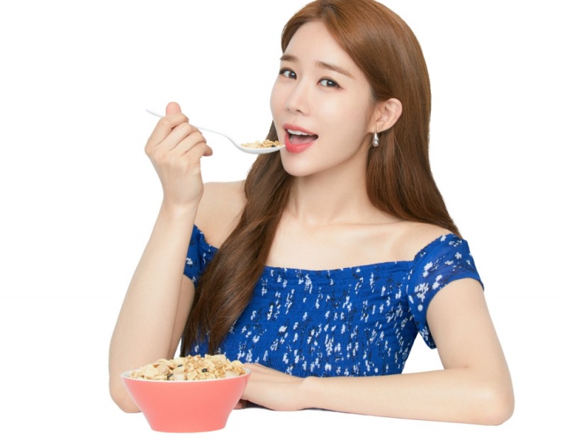 농심켈로그, 프로틴 그래놀라 광고 현장 모델 '유인나' 프로틴 먹방컷 공개