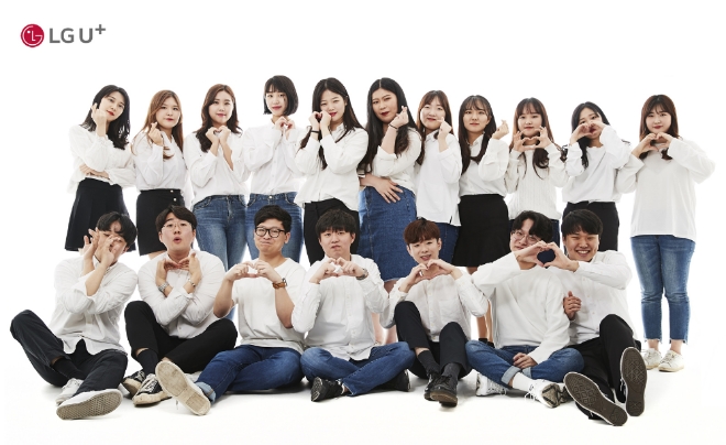 LG유플러스(부회장 하현회)는 디지털 기획•홍보 대외활동 유플러스 대학생 서포터즈 ‘유대감’ 4기가 6월 1일(토), 2일(일) 양일간 서울 광화문 광장에서 진행되는 국내 최대 대학생활 박람회 ‘2019 유니브엑스포 서울’에서 5G 홍보 부스를 운영한다고 31일 밝혔다. 사진은 LG유플러스 대학생 서포터즈 ‘유대감’ 4기의 단체사진 모습 / 사진 제공 = LG유플러스