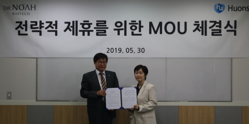 30일 휴온스 판교 본사에서 AI기반의 신약개발 공동연구 협약식이 열렸다.(휴온스 엄기안 대표(사진 좌측), 닥터노아바이오텍㈜ 이지현 대표(사진 우측))
