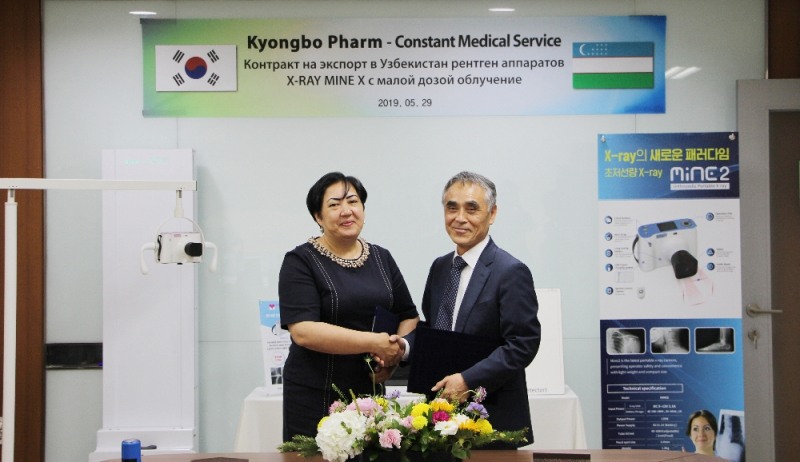 29일 서울 충정로 종근당빌딩에서 경보제약 김태영 대표이사(오른쪽)와 C.M.S.사 카몰로바 딜퓨자(Kamolova Dilfuza) 이사가 MINE의 수출 계약 체결 후 기념촬영을 하고 있다.