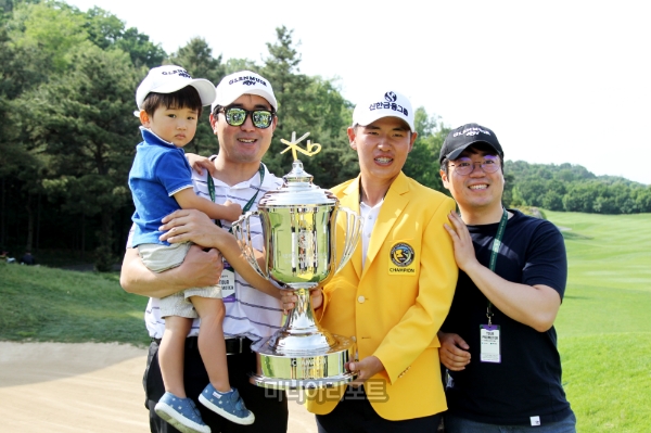 글렌뮤어를 전개하고 있는 스파크리미티드의 박성훈 대표(왼쪽)가 서형석의 우승을 축하하고 있다.