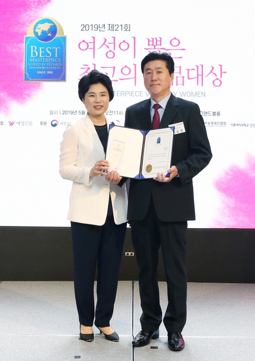 (왼쪽)김효선 여성신문 대표, (오른쪽)서호영 동국제약 OTC 사업부 상무