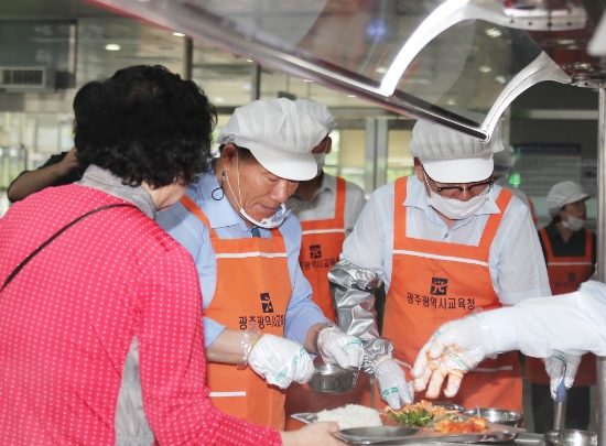 31일 장휘국 교육감과 교직원 20여 명이 참여한 가운데 빛고을노인건강타운을 방문해 나눔을 실천하는 급식봉사를 진행했다./사진=시교육청 