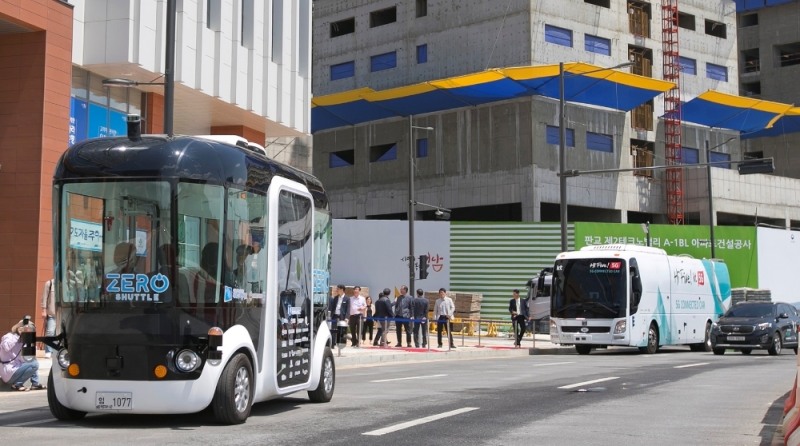 KT 5G 버스가 경기도 자율주행버스 제로셔틀과 경기기업성장센터와 아브뉴프랑 판교점 약 3km 구간을 왕복으로 주행하며, 5G 네트워크 기반의 106개 멀티미디어 방송채널 및 게임 등 다양한 콘텐츠 시연 행사를 진행했다.