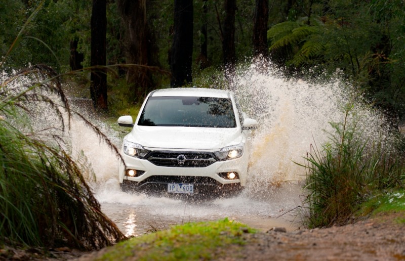 시승회에 참석한 기자들이 메리즈빌 숲속에서 렉스턴 스포츠 칸을 운전하고 있다. / 사진 제공 = 쌍용자동차