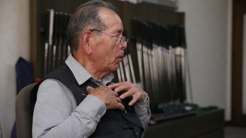 미우라 아이언을 설명하는, 이제 팔순을 앞에 둔 미우라 가츠히로.