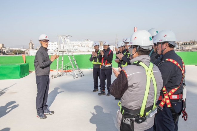 사진은 지난 해 말 울산CLX VRDS 건설 현장을 방문한 SK에너지 조경목 사장이 관련 구성원들을 격려하고 있는 모습. / 사진 제공 = SK이노베이션
