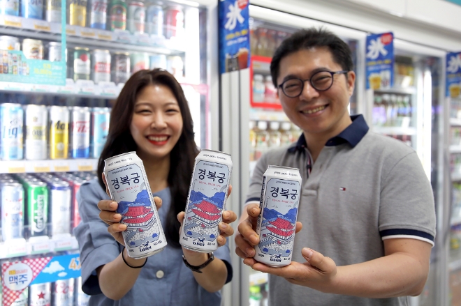 남녀 모델이 경복궁IPA500ml를 들고 포즈를 취하고 있다. / 사진 제공 = GS리테일