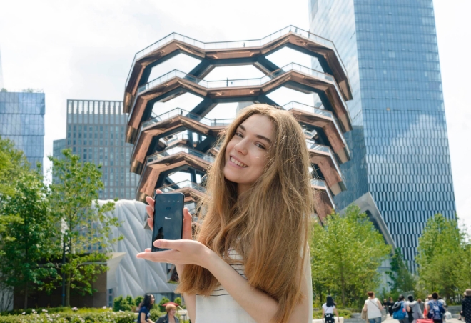 LG전자 모델이 미국 뉴욕의 새로운 랜드마크로 떠오르고 있는 건축물 '베슬(Vessel)'을 배경으로 지난 31일 미국에 출시된 LG V50 ThinQ를 소개하고 있다. / 사진 제공 = LG전자