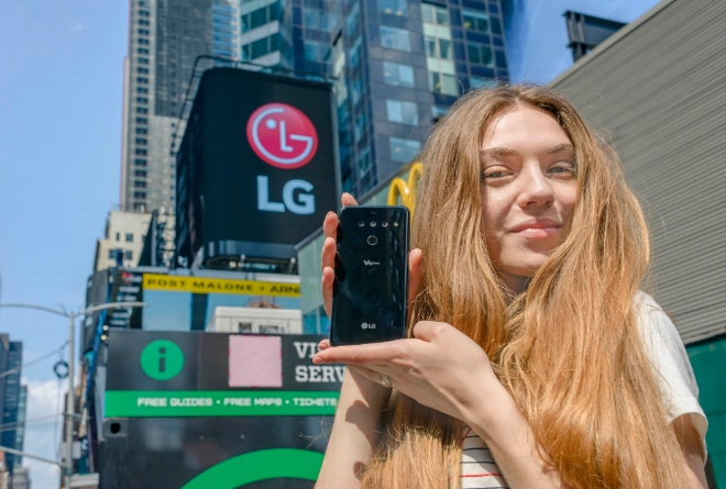 LG전자 모델이 미국 뉴욕 타임스스퀘어에서 지난 31일 미국에 출시된 LG V50 ThinQ를 소개하고 있다.