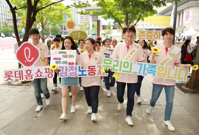 롯데홈쇼핑은 지난 1일(토), 서울 광화문 광장에서 선플재단 선플운동본부와 공동 주관으로 감정노동자 배려문화 정착을 위한 거리 캠페인을 진행했다.