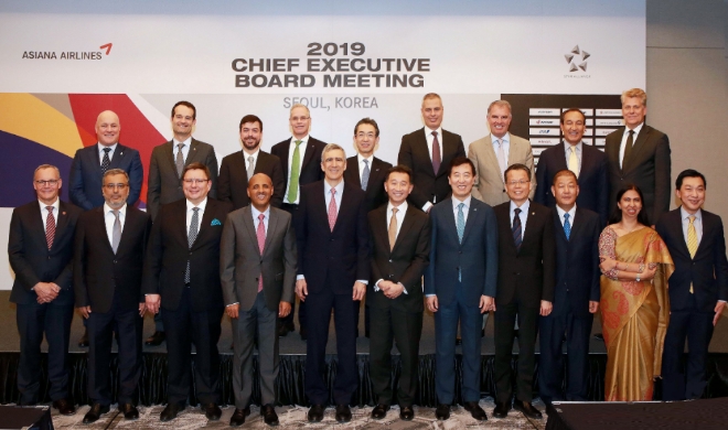 아시아나항공(사장 한창수)이 속한 세계 최대 항공사 동맹체 스타얼라이언스(Star Alliance)가 제 75회 국제항공운송협회(IATA) 연차총회에 앞서 6월 1일(토) 그랜드 인터컨티넨탈 서울 파르나스 호텔에서 사장단 회의를 개최했다. 스타얼라이언스 대표 제프리 고(Jeffrey Goh, 앞줄 오른쪽 여섯번째)와 아시아나항공 한창수 대표(앞줄 오른쪽 다섯번째)을 비롯한 회원사 대표들이 기념 촬영을 하고 있다. / 사진 제공 = 아시아나항공