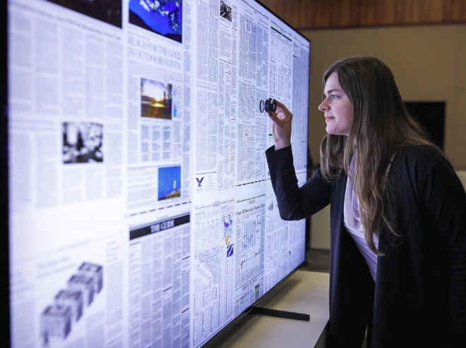 지난 달 31일(현지시간) 브라질 상파울루에 위치한 르네상스 호텔에서 삼성전자 주최로 열린 'QLED 8K' 테크세미나에 참가한 업계 전문가가 패널 현미경으로 8K QLED 화질을 살펴보고 있다. / 사진 제공 = 삼성전자